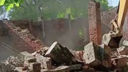 रानीगंज: संसरियापुर गांव में अवैध रूप से चारागाह की जमीन पर बने विद्यालय पर प्रशासन का बुलडोजर चला