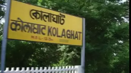 কোলাঘাট: চলন্ত ট্রেনে মুখ বাড়িয়ে থুতু ফেলাতে গিয়ে রেলপোস্টে ধাক্কা লেগে গুরুতর জখম এক ব্যক্তি  কোলাঘাট স্টেশনের কাছে