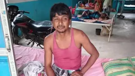 গাজোল: কিষাণ মান্ডি 5 12 নং জাতীয় সড়ক এলাকায় পথ দুর্ঘটনায় টোটো পাল্টি খেয়ে আহত হয় দুই টোটো প্যাসেঞ্জার