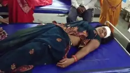 बांधवगढ़: ग्राम धनवाही में गिट्टी को लेकर विवाद, राकेश ने फावड़े से रेखा पर किया हमला, रेखा लहूलुहान, अस्पताल में भर्ती
