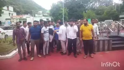 ନୟାଗଡ ସଦର: ଗୃହରକ୍ଷୀ ଚୟନକୁ ନେଇ, ପରୀକ୍ଷାର୍ଥୀ ଙ୍କ ପକ୍ଷରୁ ଉଚ୍ଚସ୍ତରୀୟ ତଦନ୍ତ ପାଇଁଜିଲାପାଳଙ୍କ କାର୍ଯ୍ୟାଳୟ ରେ ଜିଲାପାଳଙ୍କ ଜରିଆରେଦାବିପତ୍ରପ୍ରଦାନ
