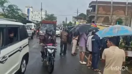 बालाघाट: जलभराव की समस्या से परेशान रहवासियों ने बैहर-बालाघाट मार्ग पर कब्रिस्तान के सामने चक्का जाम कर किया प्रदर्शन