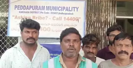 జూలై 9వ తేదీన జరిగే సమ్మెలో మున్సిపల్ వర్కర్స్ పాల్గొంటున్నట్టుగా సమ్మె నోటీసును మున్సిపల్ కమిషనర్ కు అందించిన వర్కర్లు.