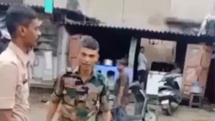 रायगढ़: बटालियन के दो पुलिसकर्मी नशे में हंगामा करते हुए, लोगों से बदसलूकी का वीडियो वायरल, पुलिस अधीक्षक ने जांच के दिए आदेश