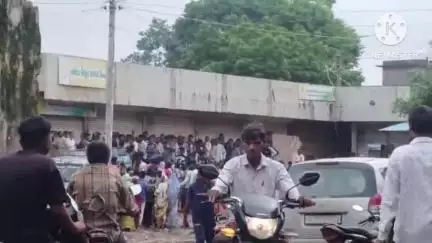 ડેડીયાપાડા: ડેડીયાપડા શહેર ખાતે ખાતર માટે ધરમ ધક્કા ખાતા ધરતી પુત્રોહેડલાઈનમાં #Jansamasya