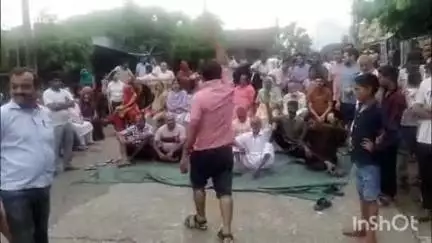 अनूपशहर: अनूपशहर कस्बे के मोहल्ला मोरी गेट के दर्जनों घरों में घुसा पानी, लोगों ने मुख्य बाजार सड़क को किया जाम
