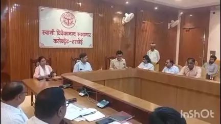 हरदोई: स्वामी विवेकानंद सभागार में जिलाधिकारी अनुनय झा की अध्यक्षता में डूडा व नगर निकायों के कार्यों की समीक्षा बैठक हुई