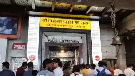 कानपुर: आने वाले सावन माह को लेकर एसीपी ने आनंदेश्वर परमट मंदिर का किया निरीक्षण