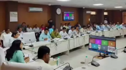 खरगौन: कलेक्टर ने टीएल बैठक में समय सीमा प्रकरणों की समीक्षा की, अधिकारियों को दिए निर्देश