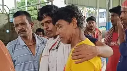 কালনা ১: চার্জ দেওয়া টোটোর তারে হাত দিতেই ছোটো টিকাইপুরে বিদ্যুৎ পৃষ্ট হয়ে মৃত্যু টোটো চালকের