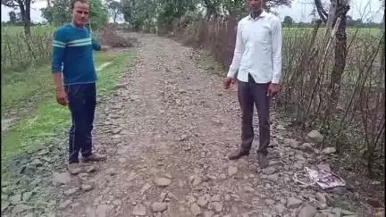 मोहन बड़ोदिया: मार्ग की समस्या को देखते हुए करजू में ग्रामीणों ने स्वयं के खर्चे से बना दी 3 किलोमीटर लंबी पत्थरों से सड़क #jansamasya