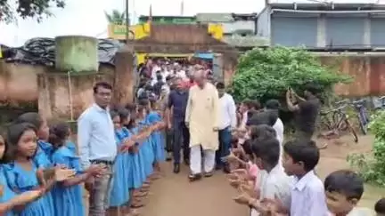 ପାଟଣାଗଡ: ମଣ୍ଡଳ ଏମି ଇ ସ୍କୁଲର ଅତିରିକ୍ତ ଶ୍ରେଣୀ ଗୃହ ଉଦଘାଟନ ସହ ବିଭିନ୍ନ କାର୍ଯ୍ୟକ୍ରମ ଯୋଗ ଦେଲେ ମାନ୍ୟବର ଉପ ମୁଖ୍ୟମନ୍ତ୍ରୀ
