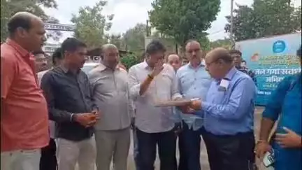 छिंदवाड़ा नगर: रोहना के सरपंच ने आरईएस के उपयंत्री के खिलाफ जनपद पंचायत में किया प्रदर्शन