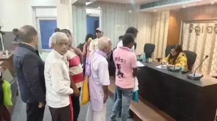 ଛତ୍ରପୁର: ଜଉଗଡ ସମ୍ମିଳନୀ କକ୍ଷ ଛତ୍ରପୁର ଠାରେ ୧୬୬ ଟି ଅଭିଯୋଗର ଶୁଣାଣି କଲେ ସିଡିଓ