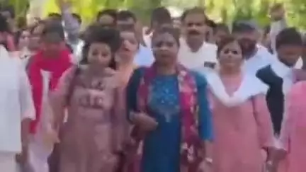 गोंडा: शिक्षकों ने डीएम कार्यालय का घेराव किया, वेतन में देरी और लेखाधिकारी कार्यालय की मनमानी का किया विरोध, आंदोलन की चेतावनी