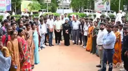 चतरा: चतरा समाहरणालय परिसर से उपायुक्त कीर्ति श्री ने 64 युवाओं को प्रशिक्षण के लिए रांची रवाना किया
