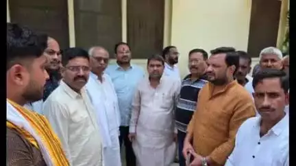 गोंडा: कुंवर आनंदसिंह की मौत की सूचना पर मनकापुर कोर्ट में समाजवादी पार्टी के जिलाध्यक्ष व नेताओं ने श्रद्धांजलि दी