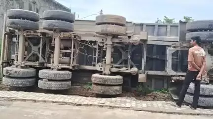 बिल्सी: बिल्सी तहसील के पास हाई टेंशन लाइन को बचाने के चक्कर में बजरी से भरा ट्रक अनियंत्रित होकर पलटा, चालक घायल
