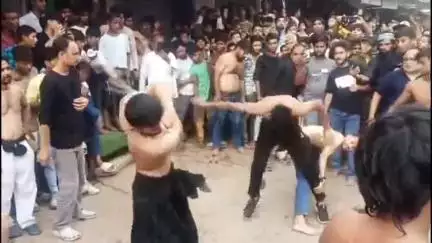 शिकोहाबाद: शिकोहाबाद नगर में मुहर्रम की 11 तारीख को निकला मातमी जुलूस, हुसैन की याद में लोगों ने खुद को लहूलुहान किया