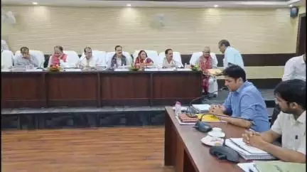 गाज़ीपुर: विधान परिषद विशेषाधिकार समिति की वाराणसी बैठक में जनप्रतिनिधियों के सम्मान और योजनाओं की समीक्षा पर जोर दिया गया