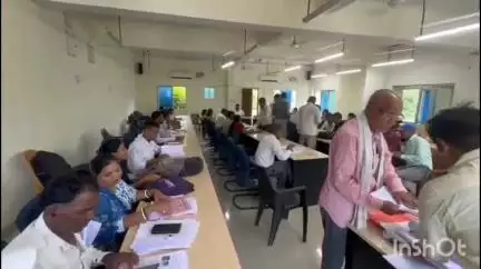 नवादा: नवादा के प्रखंड कार्यालय में प्रखंड विकास पदाधिकारी ने बीएलओ व सुपरवाइजर को दिए कई निर्देश, आयोजित की बैठक