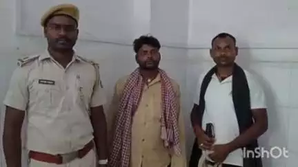 भभुआ: दुर्गावती जलाशय में अवैध रूप से मछली मारने वाले मछुआरे को वन विभाग की टीम ने पकड़ा, की गई कार्रवाई