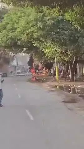 बदायूं: पुरानी चुंगी के निकट मंदिर के पास गैस वेल्डिंग करते समय दूध के टैंकर में लगी आग, मची अफरा-तफरी