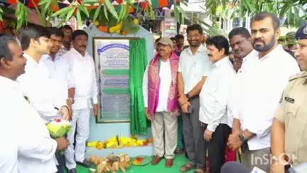 భద్రాచలం: భద్రాచలం లో ఒక కోటి 50 లక్షల రూపాయలతో డివైడర్ సెంటర్ లైటింగ్ పనులకు శంకుస్థాపన చేసిన మంత్రి తుమ్మల