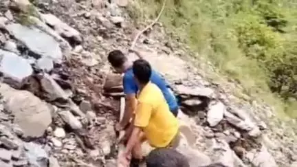 मंडी: मण्डी में जलशक्ति विभाग का युद्धस्तर पर अभियान, पेयजल बहाली को लेकर दिन-रात मेहनत