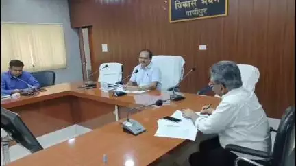 गाज़ीपुर: गाजीपुर में संचारी रोग नियंत्रण को लेकर CDO संतोष वैश्य ने समीक्षा बैठक की, शत-प्रतिशत उपलब्धि के निर्देश दिए
