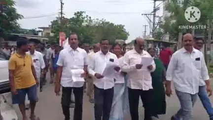 ఖమ్మం అర్బన్: కార్మికుల శ్రమదోపిడి కోసం రేవంత్ సర్కార్ 10 గంటల జీ.వో విడుదల జీ.వో కాపీలు దగ్దం చేసిన కార్మిక సంఘాల JAC నాయకులు