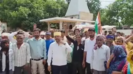 सिरमौर: फर्जी मुकदमे के खिलाफ विष्णुकांत कुशवाहा सैकड़ों ग्रामीणों के साथ सिरमौर थाना पहुंचे, निष्पक्ष जांच की मांग की