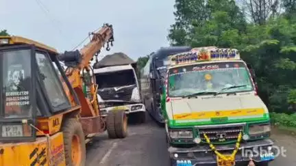 గాజువాక: అగనంపూడి సిగ్నల్ పాయింట్ వద్ద ఆగి ఉన్న లారీ నీ ఢీకొన్న మరో లారీ