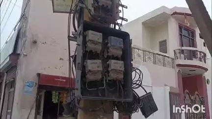 फतेहाबाद: एमसी कॉलोनी मंदिर के सामने खंभे पर लगे टूटे बिजली के मीटर, हादसे का डर
