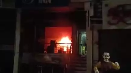 शिरपूर: शहरातील मुख्य रस्त्यावरील डेनीम इन कापड दुकानाला भीषण आग; 30 ते 35 लाखांचे नुकसान,अग्निशमन दलाने आटोक्यात आणली आग