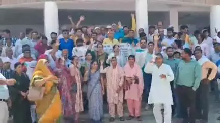 बस्ती: परिषदीय विद्यालयों के मर्जर के विरोध में शिक्षक संघ ने किया प्रदर्शन, डीएम के माध्यम से मुख्यमंत्री को भेजा ज्ञापन