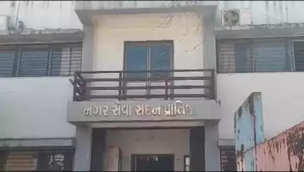 પ્રાંતિજ: #jansamasya પ્રાંતિજ ખાતે  મહિલાઓએ પ્રાંતિજ પાલિકાને માળ્યુ તાળુ