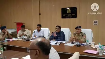 बस्ती: आगामी श्रावण मास में आयोजित कावड़ यात्रा को लेकर जिलाधिकारी और पुलिस अधीक्षक ने पुलिस लाइन में की महत्वपूर्ण बैठक