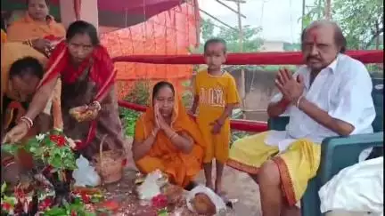दुमका: नाग पंचमी पर दुमका के दुधानी स्थित नाग मंदिर सहित कई मंदिरों में उमड़ी श्रद्धालुओं की भीड़