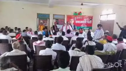 रॉबर्ट्सगंज: सपा जिला कार्यालय सोनभद्र पर मासिक बैठक संपन्न, आरती मौर्य के नेतृत्व में दर्जनों कार्यकर्ताओं ने सपा जॉइन की