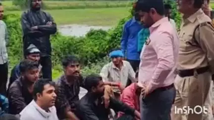 सिवनी मालवा: डीएपी व यूरिया नहीं मिलने से किसानों का विरोध प्रदर्शन, नर्मदापुरम-हरदा रोड पर लगाया जाम