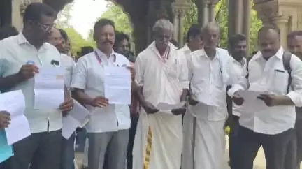 புதுக்கோட்டை: வடவாளம் கிராமத்தில் உள்ள கோவில்களில் தாழ்த்தப்பட்டவர்கள் அனுமதிப்பது இல்லை நடவடிக்கை எடுக்க ஆட்சியரகத்தில் புகார் மனு