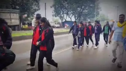 कसडोल: एकलव्य स्कूल के छात्रों ने बिजली, पानी और भोजन की समस्याओं को लेकर सड़क पर प्रदर्शन किया, कलेक्टर से मिलने 5 KM पैदल चले