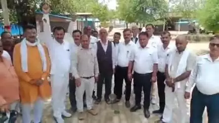 कोरांव: एसडीएम आकांक्षा सिंह का हुआ तबादला, संदीप तिवारी बने कोरांव के नए एसडीएम, अधिवक्ताओं में खुशी की लहर, बांटी मिठाई