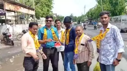 બાવળા: ધોળકામાં મેનાબેન ટાવર રોડ પર ખાડા પડી જતા આમ આદમી પાર્ટી દ્વારા કરાયો અનોખો વિરોધ