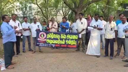 விருதுநகர்: மாவட்ட நில அளவை அலுவலகம் முன்பு நில அளவை அலுவலர்கள் ஒன்றிப்பு சார்பில் கோரிக்கை களை வலியுறுத்தி அலுவலர்கள் கருப்பு பட்டை அணிந்து ஆர்ப்பாட்டம்