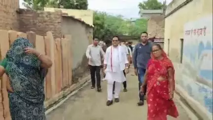 रतनगढ़: पूर्व विधायक अभिनेश महर्षि ने रतनगढ में जल भराव और टूटी सड़कों का अधिकारियों के साथ किया निरीक्षण