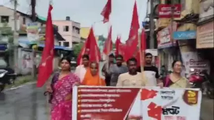 পাঁশকুড়া: ৯ই জুলাই সাধারণ ধর্মঘটের সমর্থনে সিপিআইএম কর্মী সমর্থকদের কে নিয়ে  মিছিল পাঁশকুড়া বাজারে