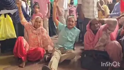 मुज़फ्फरनगर: जिला अस्पताल में ऑपरेशन के नाम पर डॉक्टर पर रिश्वत मांगने का आरोप, पीड़ित बैठे धरने पर