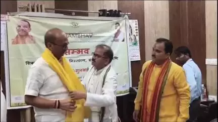 इटावा: नगरपालिका के प्रांगण में नवांगतुक ईओ का सभासदों ने फूल माला पहनाकर चित्र देकर स्वागत किया